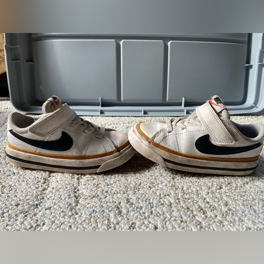 Nike Kids Sneakers in White and Black